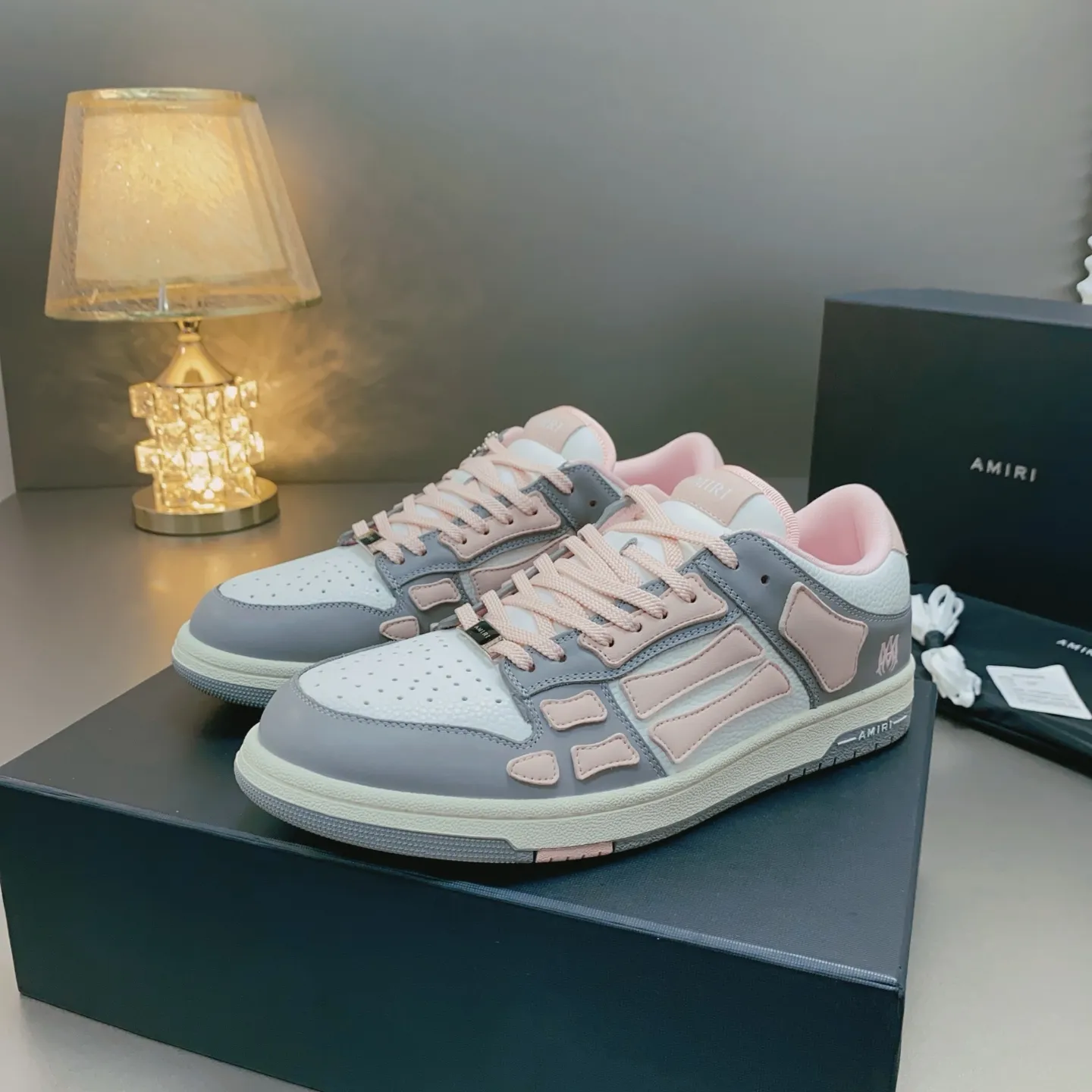 p580🐮🐮AMIRI Couple Style👑 The latest The Pacific Series Couple Style💀🦴Bone Stars Casual Sports Shoes Skateboard Shoes✔️ AMIRI's Pacific shoes are a sneaker that combines luxury and street style. Many celebrities and Internet celebrities have the same style. Its design and workmanship are very exquisite. Made of high-grade cow leather, soft to the touch and highly durable. 💎Fabrics: Original custom imported first-layer cowhide 💎Inner lining: Original customized breathable mesh 💎Foot: Original injection molded one-piece, comfortable, wear-resistant and not tiring for feet 💎Outsole: Original 1:1 molded three-color sole Original outsole 💎Sole thickness: 3CM 💎Size: Female 35-40 Male 39-46 💎Price; Top version 👑Special remarks Remark: (Female size 34 40 . Men's sizes 38 45 46 are customized and cannot be returned or exchanged. Please note when ordering! Thank you🤝🤝
